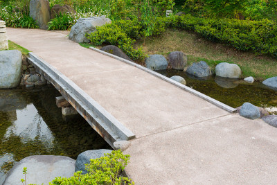 花园石径，石桥，横跨池塘。
