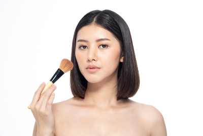 美丽的年轻亚洲女人短发与干净新鲜的皮肤。面部护理、面部护理、美容、健康肌肤和美容理念。