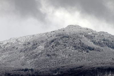 一座雪山的山峰。灰色的天气不好。