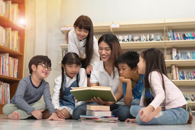 美丽的淑女带着孩子们愉快的读书感受，模糊的灯光环绕，镜头闪动的效果