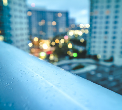 哈兰代尔海滩上的雨滴