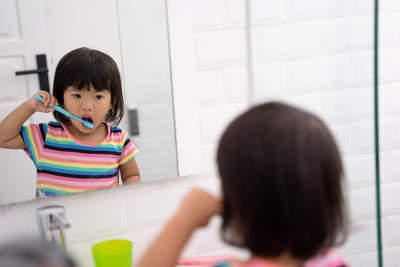 幼童独立刷牙
