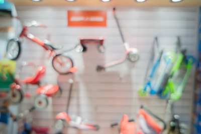 模糊背景的玩具百货公司，自然散景购物中心玩具店，城市购物人群在购物中心抽象的背景。复古的颜色,显示