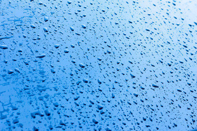 小雨打在玻璃上