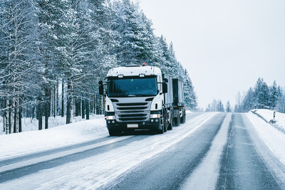 芬兰拉普兰冬天雪地上的卡车