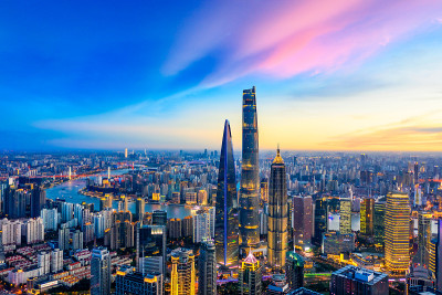 夜景鸟瞰图上海的天际线和城市景观。