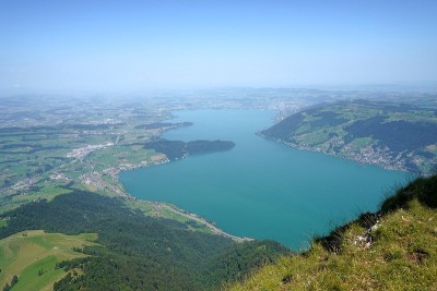 夏天在瑞士的楚格湖。从Rigi Kulm山顶拍摄的高角度照片。