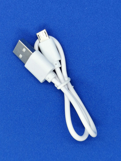 USB-C型快速充电线，以蓝色背景为软焦点，噪声滤波，模糊背景