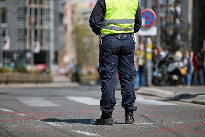在城市环境中，警察在街道上巡逻。