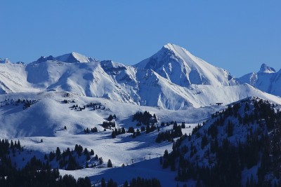 Saanersloch滑雪场和白雪覆盖的山脉