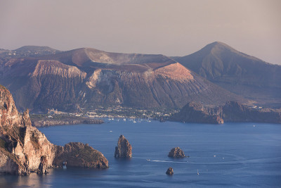 利帕里岛海岸线与火山岛在日落时，意大利西西里岛