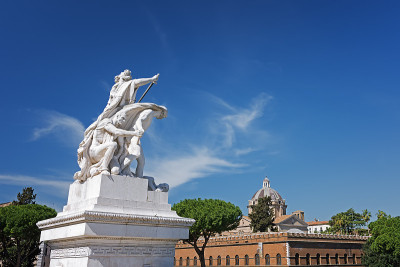 维托里奥·埃马努埃莱二世纪念碑也被称为Vittoriano，或Altare della Patria