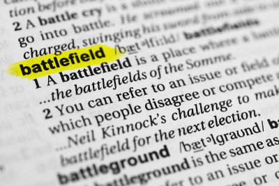 强调了英文单词“battlefield”及其在字典中的定义