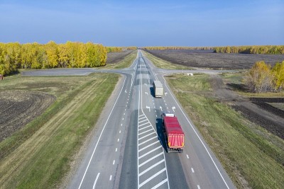 卡车在高速公路上行驶，无人机拍摄