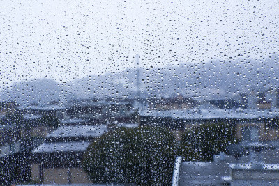 雨点落在窗玻璃上