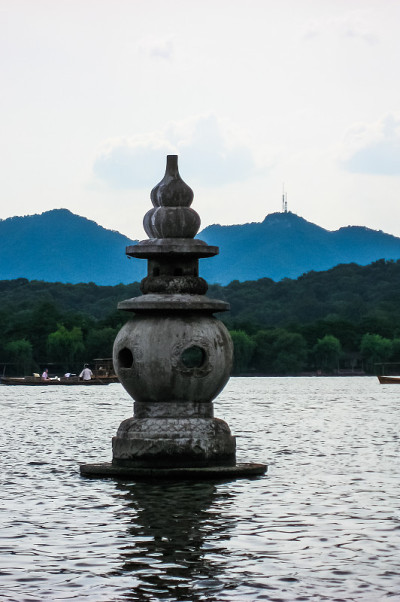 中国月灯雕像在海湾