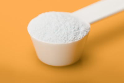 运动补充剂，肌酸，hmb, bcaa，氨基酸或维生素粉测量。运动营养的概念。