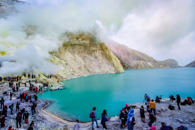 印度尼西亚东爪哇卡瓦伊真。2019年7月28日，游客在伊真火山鸟瞰火山口湖和蓝色火焰。