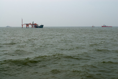 石油从上面流入大海。