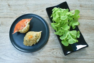 蒸蟹肉泥和猪肉浇头，花蟹壳咸蛋吃夫妇蔬菜