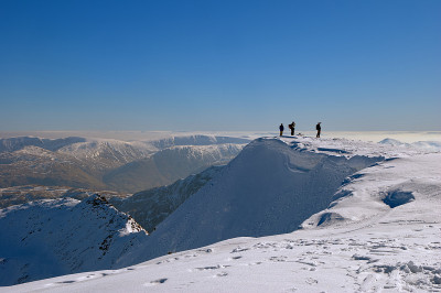 雪峰上的登山者