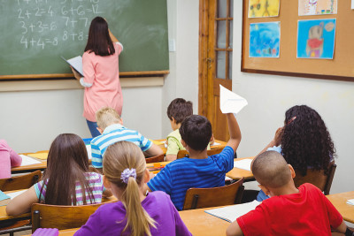 学生正要扔纸飞机