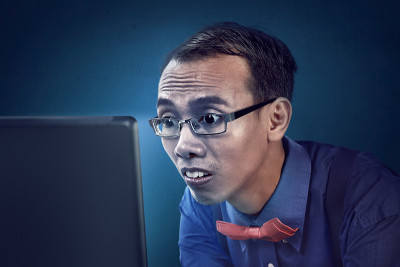 书呆子用笔记本电脑集中注意力