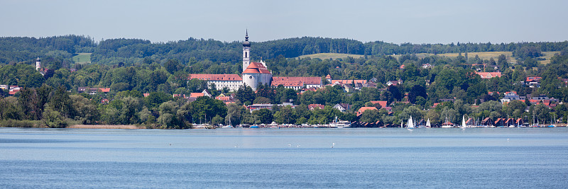 全景图Marienmünster Dießen与Ammersee (Ammer湖)在前景。