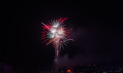 夜空中五彩缤纷的烟花