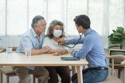 年轻医生为老年老年亚洲女性患者进行了关于疾病症状的体检，老年健康体检。医学、年龄、支持、保健和人的概