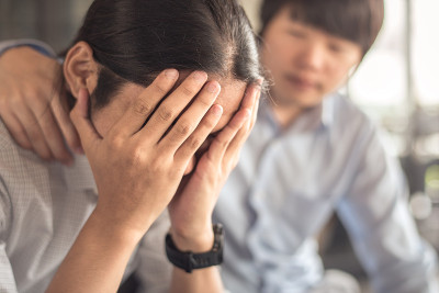 人拥抱安慰他悲伤的朋友