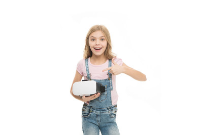 它是如此真实。网络游戏。虚拟现实令人兴奋。小孩子戴着白色背景的vr眼镜。虚拟教育概念。现代生活。虚拟