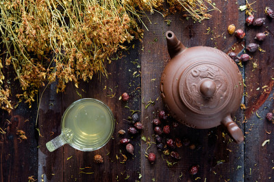 草本绿茶的泥茶壶
