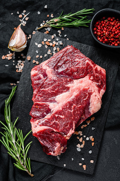 生牛柳牛排。有机农场的肉。黑色背景。