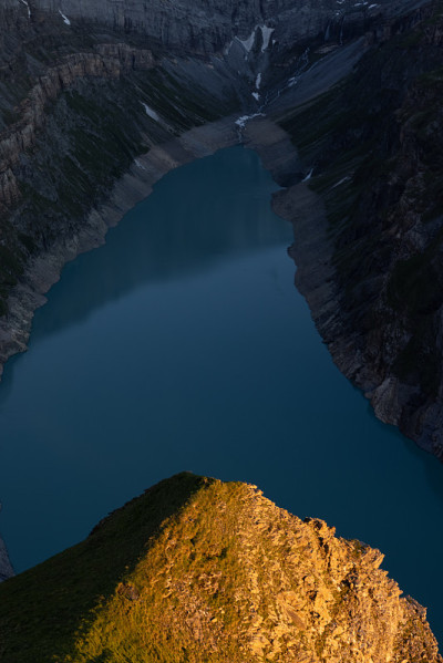 史诗般的日落在瑞士一个叫做Limmerensee的高山湖泊上。阿尔卑斯山的美景。太阳照耀着山顶。太棒
