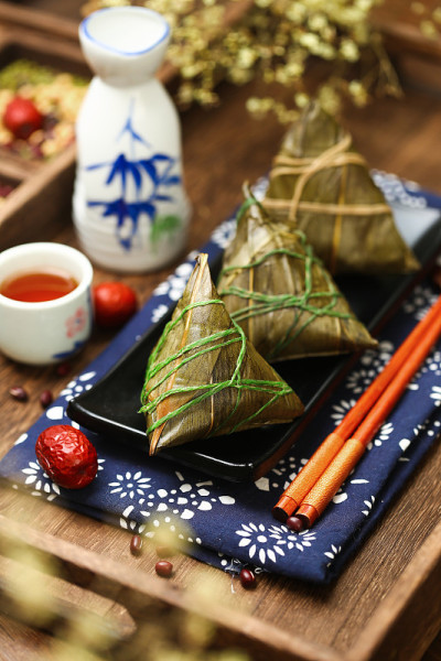 中国端午节粽子和黑盘酒