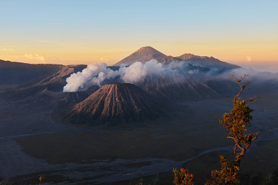活火山烟雾缭绕，布罗莫火山