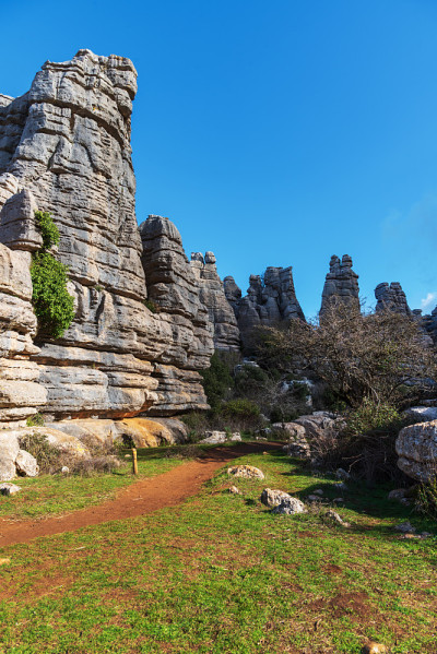 在El Torcal de Antequera自然区域的喀斯特岩石之间的路径。