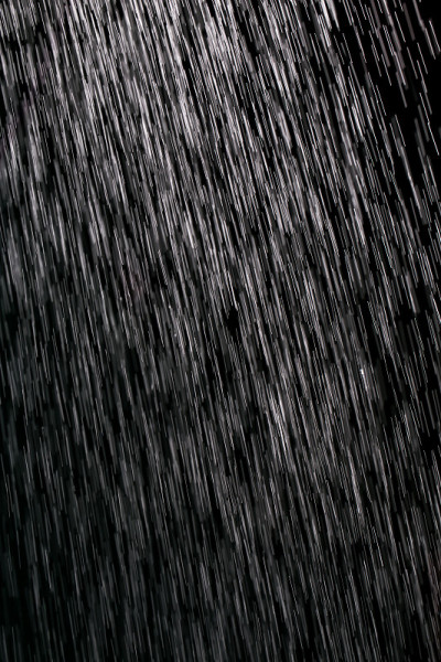 雨落在黑色的背景上