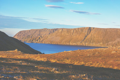多岩石的海岸。日落时的巴伦支海。美丽的自然景观。北角。Nordkapp、挪威