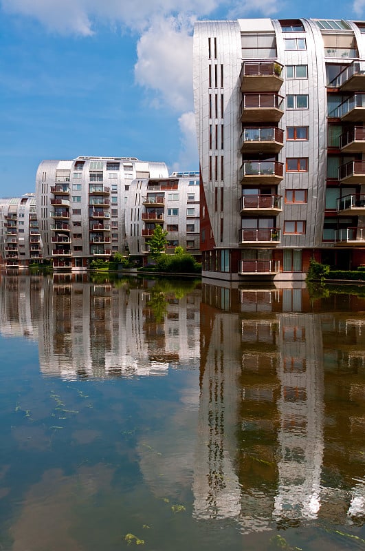 美丽的现代建筑住宅公寓大楼