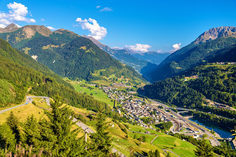 从瑞士圣哥达山口(gothard Pass)看到的Airolo村