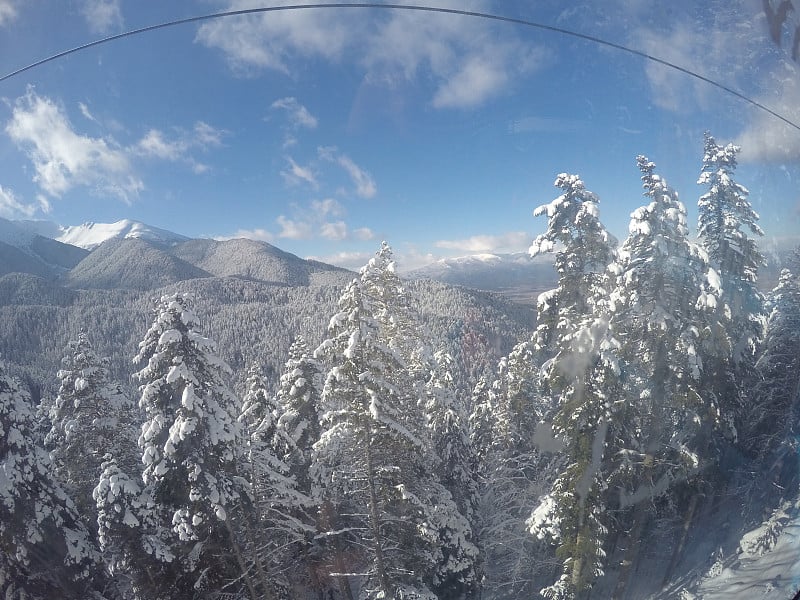 保加利亚班斯科的滑雪胜地，美丽的山和白雪皑皑的树