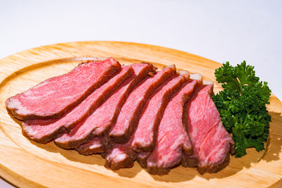 木盘子里的烤牛肉