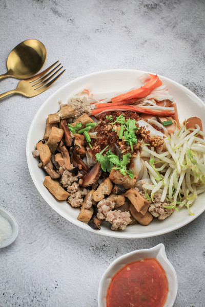 中国蒸米粉猪肉，香肠，仿蟹肉棒，ิ煮豆芽，蘑菇和豆腐在甜酱油。辣椒粉，腌辣椒和糖餐桌亚洲菜式