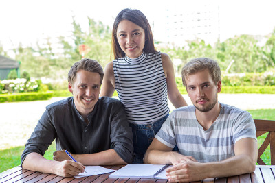 微笑的学生朋友一起在户外学习