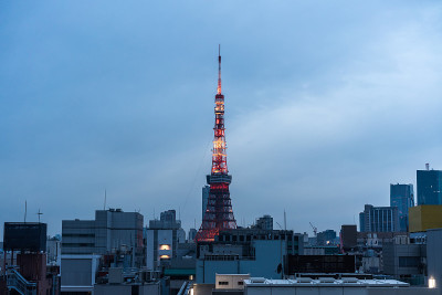 亚洲房地产和企业建设的商业理念-日本东京滨松町的蓝天和阳光下的城市全景鸟瞰图