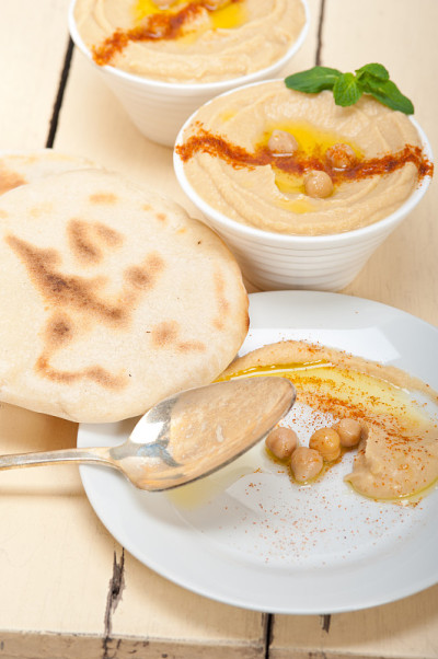 鹰嘴豆泥配皮塔饼