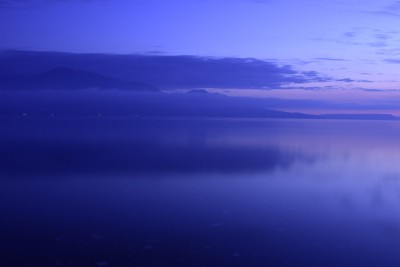 海滩，山，云彩生动的日出