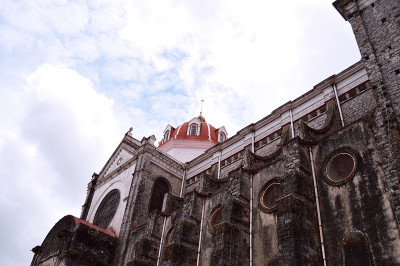 Parroquia de San Francisco de Asís的低视角彩色玻璃和圆顶